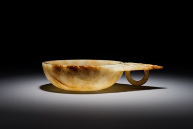 A Chinese russet jade bowl with triangular handle, 19/20th C.